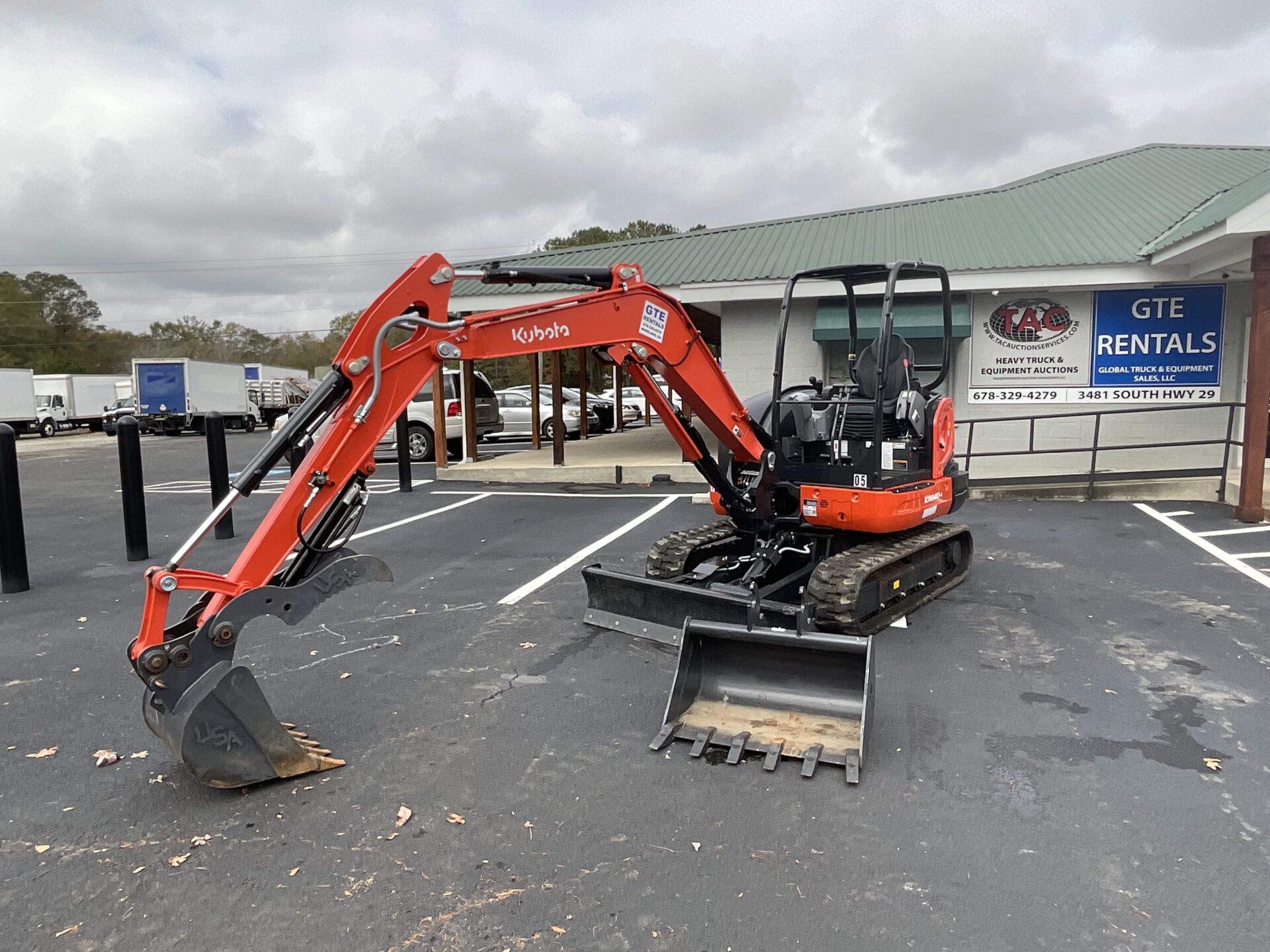Kubota KX040-4R1A Mini-Excavator W_ 24” or 36” Quick Attach Bucket with D Ring Kubota KX040-4R1A Mini-Excavator W_ 24” or 36” Quick Attach Bucket with D Ring